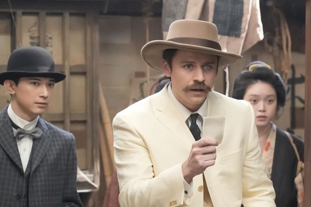 トミー・バストウ演じるヘブン