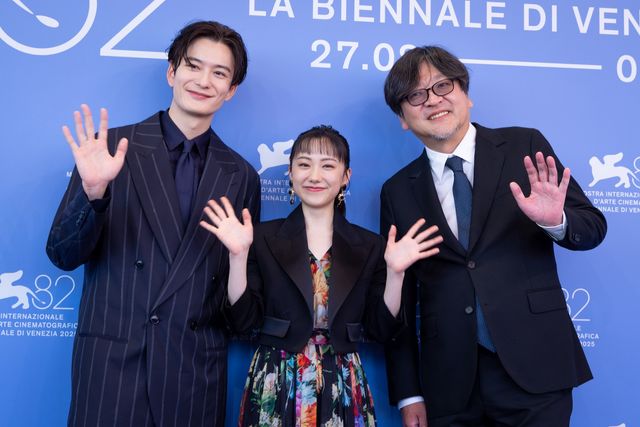 第82回ベネチア国際映画祭に出席した岡田将生、芦田愛菜、細田守監督