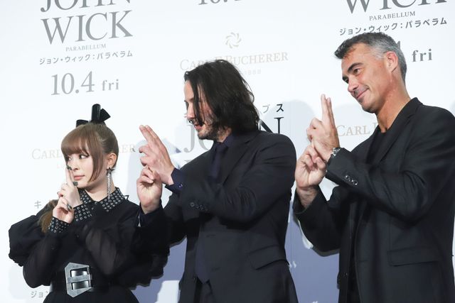 キアヌ・リーヴス、きゃりーぱみゅぱみゅと忍者ポーズ！：フォトギャラリー