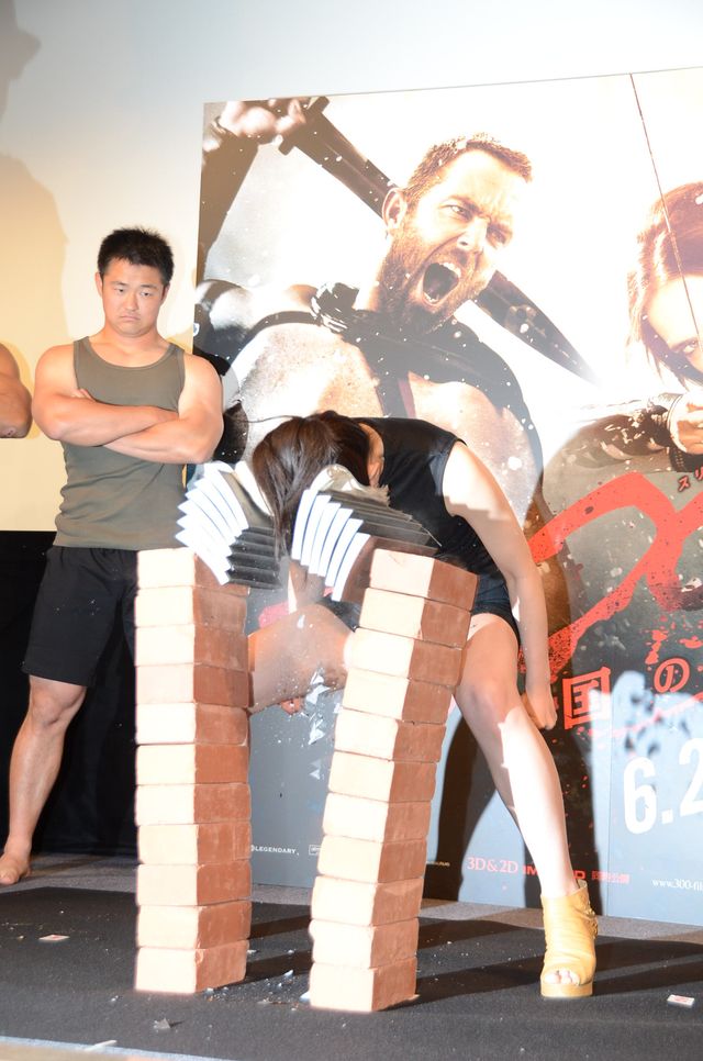 CM美女の頭突き瓦割り、生披露！フォトギャラリー：フォトギャラリー