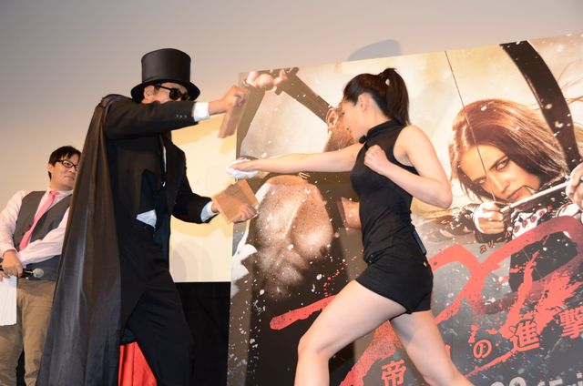 CM美女の頭突き瓦割り、生披露！フォトギャラリー（4枚目）