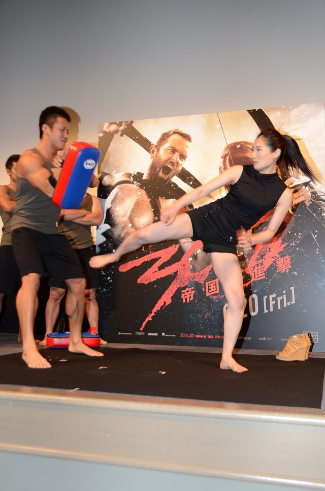 CM美女の頭突き瓦割り、生披露！フォトギャラリー（9枚目）