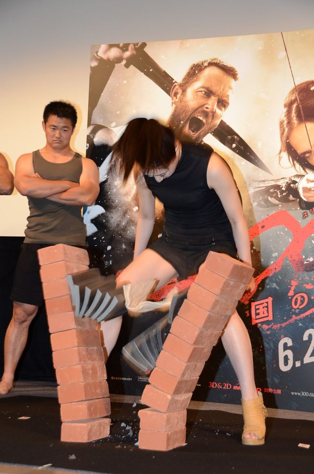 CM美女の頭突き瓦割り、生披露！フォトギャラリー（10枚目）