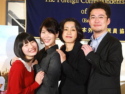 家族のみたいな仲の良さの監督、キャスト陣　左から松原菜野花、柳英里紗、渡辺真起子、中野量太監督