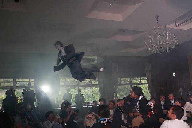 老舗ホテルをリアル爆破！ド派手シーンの撮影風景（10枚目）