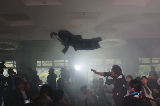 老舗ホテルをリアル爆破！ド派手シーンの撮影風景（11枚目）