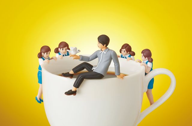 内田篤人選手がコップのフチに舞い降りる…「フチ田篤人」フォトギャラリー：フォトギャラリー