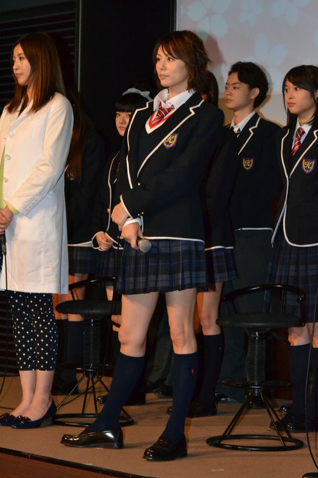 米倉涼子、ミニスカ制服姿で「35歳の高校生」制作発表会：フォトギャラリー