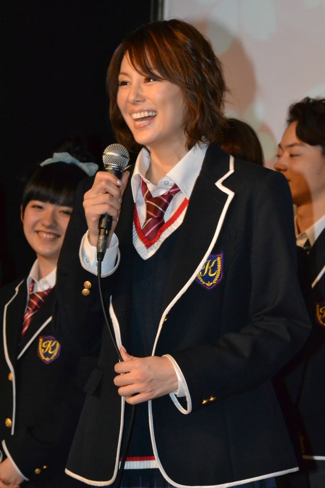 米倉涼子、ミニスカ制服姿で「35歳の高校生」制作発表会（3枚目）