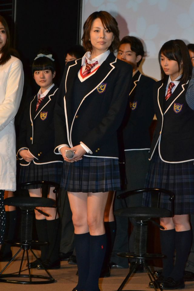 米倉涼子、ミニスカ制服姿で「35歳の高校生」制作発表会（5枚目）