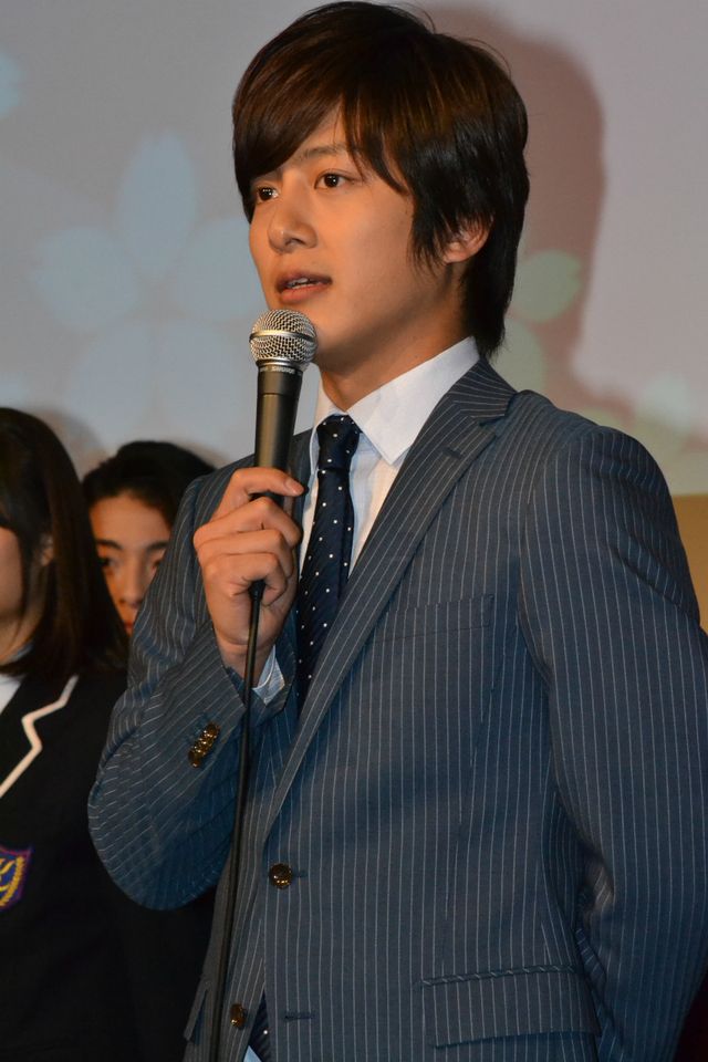 米倉涼子、ミニスカ制服姿で「35歳の高校生」制作発表会（8枚目）