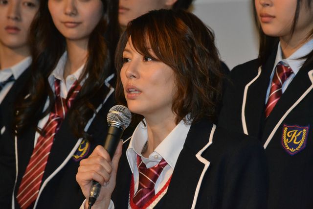 米倉涼子、ミニスカ制服姿で「35歳の高校生」制作発表会（10枚目）