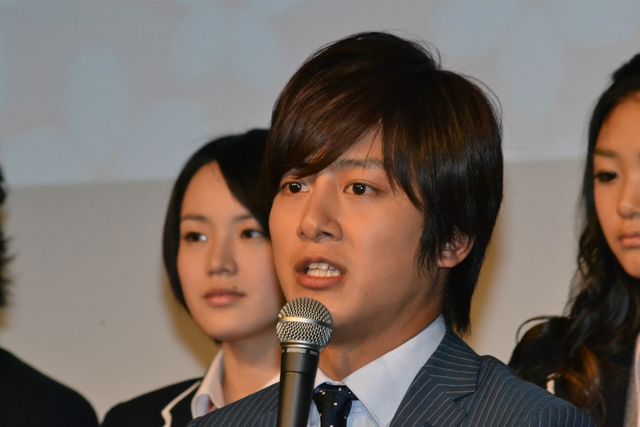 米倉涼子、ミニスカ制服姿で「35歳の高校生」制作発表会（11枚目）