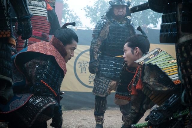 髭ルックの信長（小栗旬）が家康（松下洸平）に凄む…「豊臣兄弟！」第15回場面写真：フォトギャラリー