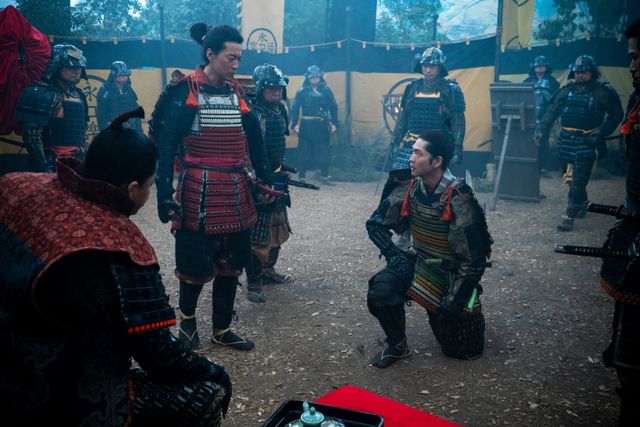 髭ルックの信長（小栗旬）が家康（松下洸平）に凄む…「豊臣兄弟！」第15回場面写真（2枚目）