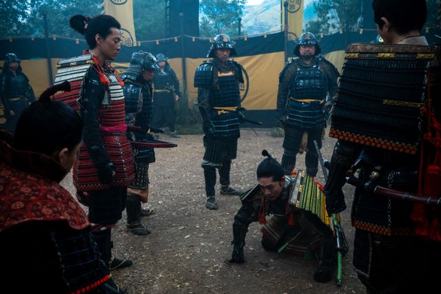 髭ルックの信長（小栗旬）が家康（松下洸平）に凄む…「豊臣兄弟！」第15回場面写真（3枚目）