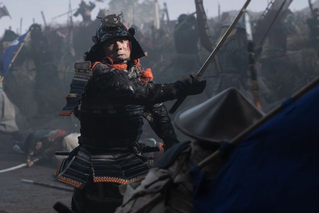 髭ルックの信長（小栗旬）が家康（松下洸平）に凄む…「豊臣兄弟！」第15回場面写真（7枚目）