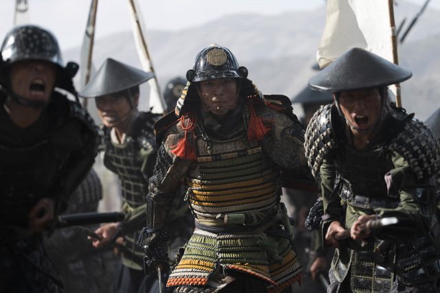 髭ルックの信長（小栗旬）が家康（松下洸平）に凄む…「豊臣兄弟！」第15回場面写真（8枚目）