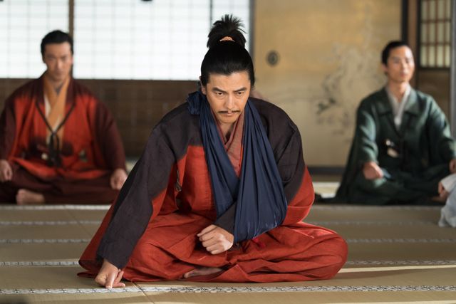 髭ルックの信長（小栗旬）が家康（松下洸平）に凄む…「豊臣兄弟！」第15回場面写真（9枚目）