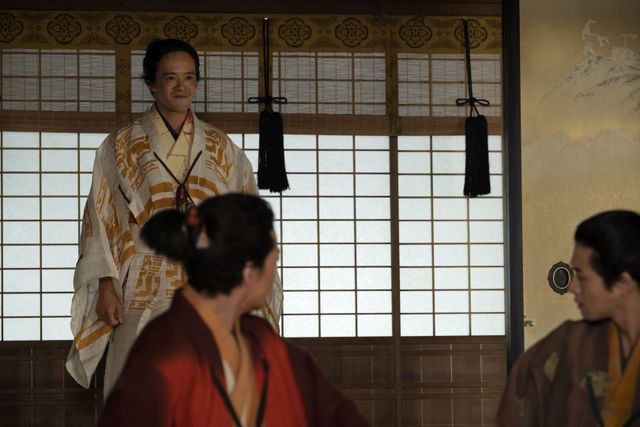 髭ルックの信長（小栗旬）が家康（松下洸平）に凄む…「豊臣兄弟！」第15回場面写真（11枚目）