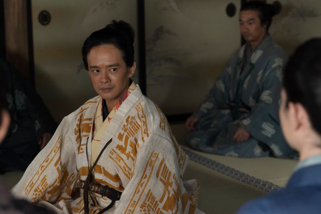 髭ルックの信長（小栗旬）が家康（松下洸平）に凄む…「豊臣兄弟！」第15回場面写真（14枚目）
