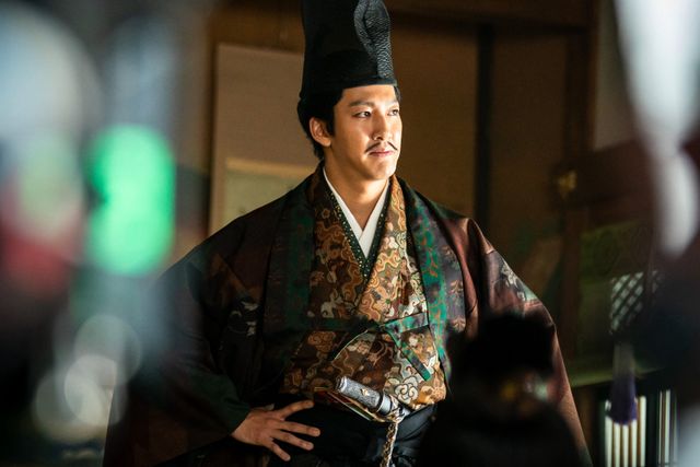 髭ルックの信長（小栗旬）が家康（松下洸平）に凄む…「豊臣兄弟！」第15回場面写真（17枚目）