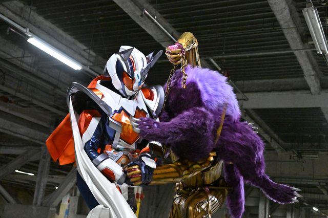 「仮面ライダーガッチャード」りんね襲撃を指示するアトロポス　第19話場面カット（5枚目）