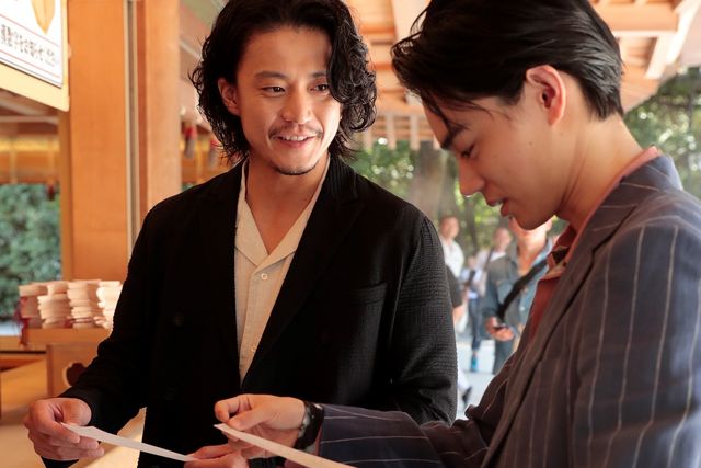 小栗旬＆菅田将暉、仲良くおみくじを引く　映画『銀魂2 掟は破るためにこそある』大ヒット祈願イベント（3枚目）