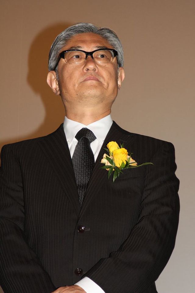 貫地谷しほりがバラを手渡し！フォトギャラリー：フォトギャラリー