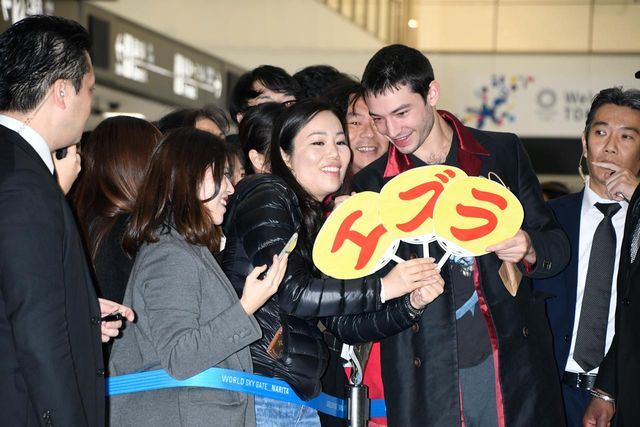 Tシャツはバットマン！エズラ・ミラー来日中（2枚目）