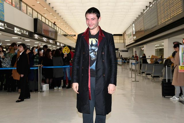 Tシャツはバットマン！エズラ・ミラー来日中（4枚目）