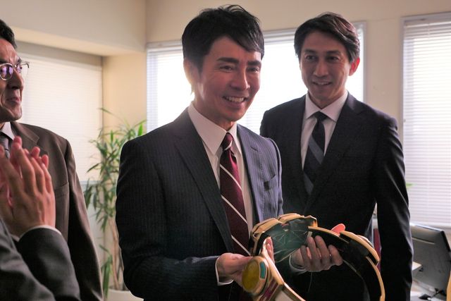 郷ひろみがヒーロー“レッドライガー”に！「世にも奇妙な物語 ‘19 雨の特別編」（3枚目）