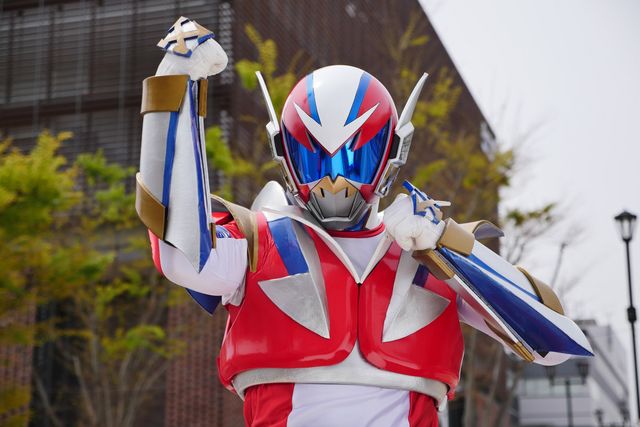 郷ひろみがヒーロー“レッドライガー”に！「世にも奇妙な物語 ‘19 雨の特別編」（4枚目）