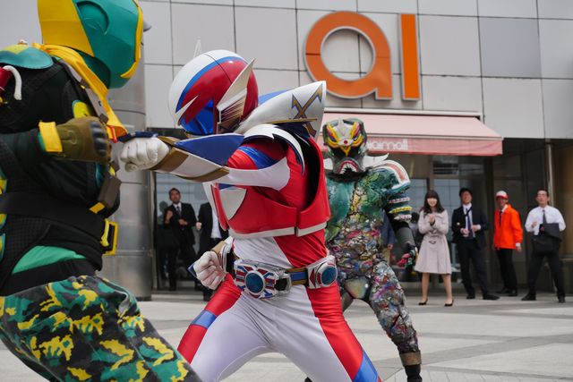 郷ひろみがヒーロー“レッドライガー”に！「世にも奇妙な物語 ‘19 雨の特別編」（5枚目）