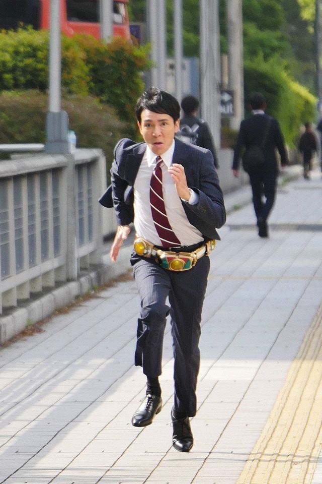 郷ひろみがヒーロー“レッドライガー”に！「世にも奇妙な物語 ‘19 雨の特別編」（6枚目）