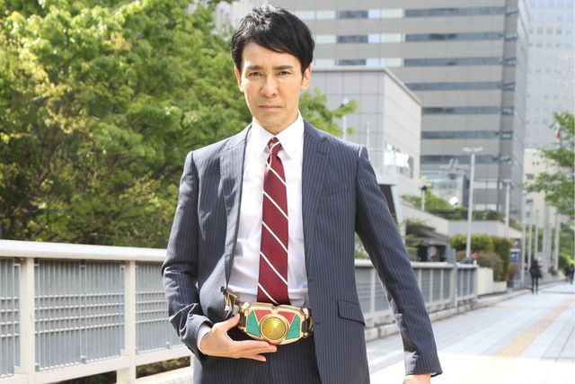 郷ひろみがヒーロー“レッドライガー”に！「世にも奇妙な物語 ‘19 雨の特別編」（8枚目）