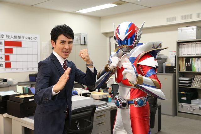 郷ひろみがヒーロー“レッドライガー”に！「世にも奇妙な物語 ‘19 雨の特別編」（9枚目）