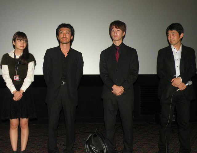 映画『Sharing』のティーチインに登壇した篠崎誠監督（最右）ほか、キャストたち