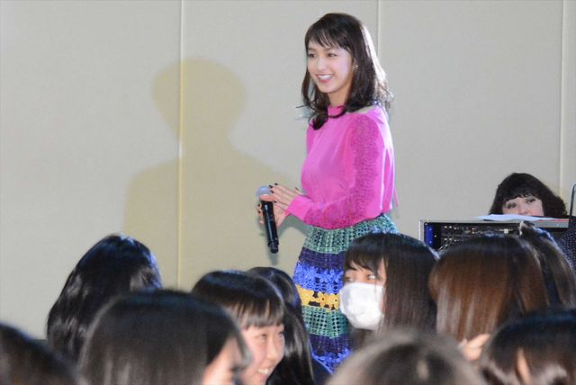平祐奈、中島健人＆知念侑李と女子高にサプライズ登場！：フォトギャラリー