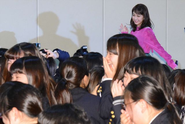 平祐奈、中島健人＆知念侑李と女子高にサプライズ登場！（2枚目）