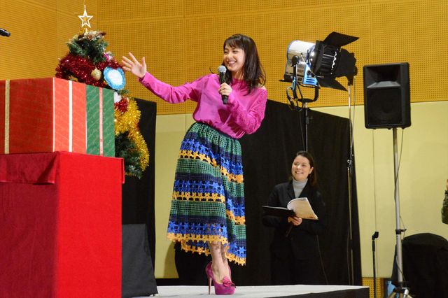 平祐奈、中島健人＆知念侑李と女子高にサプライズ登場！（9枚目）