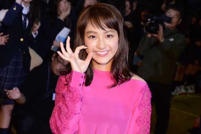 平祐奈、中島健人＆知念侑李と女子高にサプライズ登場！（12枚目）