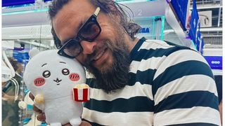 ジェイソン・モモア「ちいかわ」抱っこがかわいすぎ！笑顔の来日ショットに歓喜の声