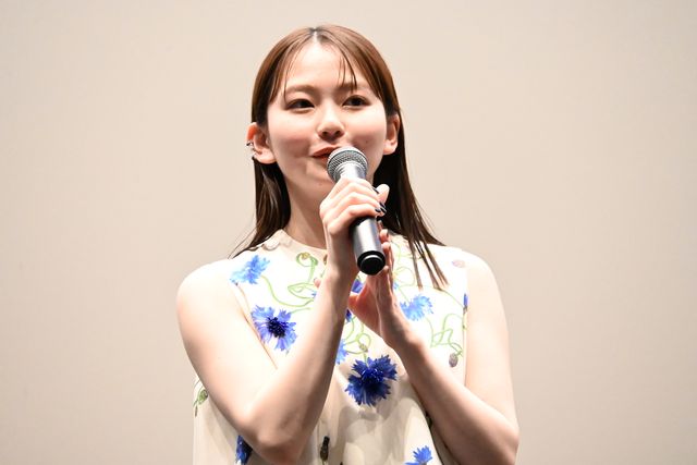 山田杏奈、ノースリーブ衣装がキュート！映画『NEW GROUP』公開記念舞台あいさつ：フォトギャラリー
