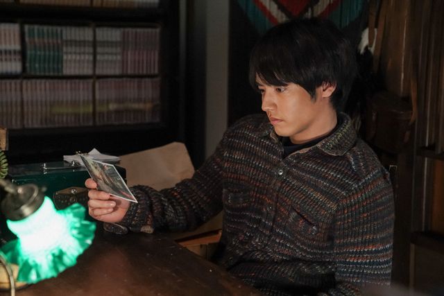 貴司はある葉書を眺めて…「舞いあがれ！」第121回の場面写真：フォトギャラリー