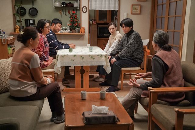 貴司はある葉書を眺めて…「舞いあがれ！」第121回の場面写真（3枚目）