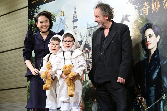 ティム・バートン監督、日本版“奇妙な双子”に歓喜！フォトギャラリー（16枚目）
