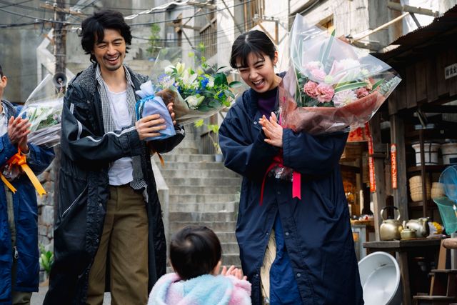 日曜劇場「海に眠るダイヤモンド」笑顔のクランクアップ！（6枚）（2枚目）