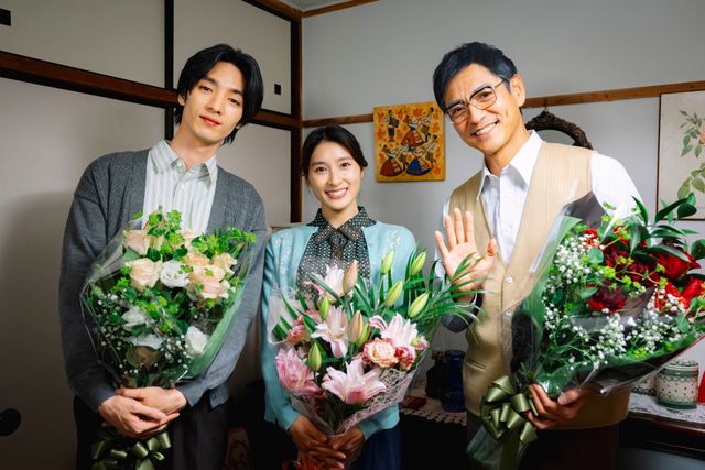 日曜劇場「海に眠るダイヤモンド」笑顔のクランクアップ！（6枚）（4枚目）