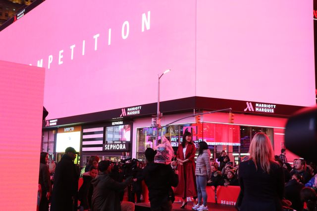 綾瀬はるか、五輪金メダリストとNYタイムズスクエアでツーショット！（2枚目）